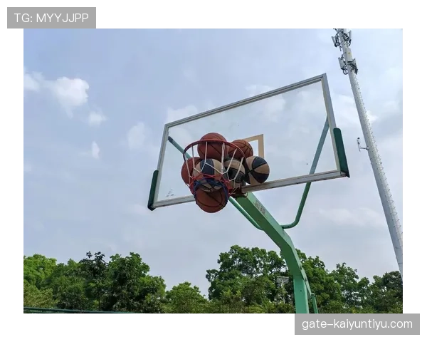 篮球比赛中“球卡篮筐规则”的判定与处理详解